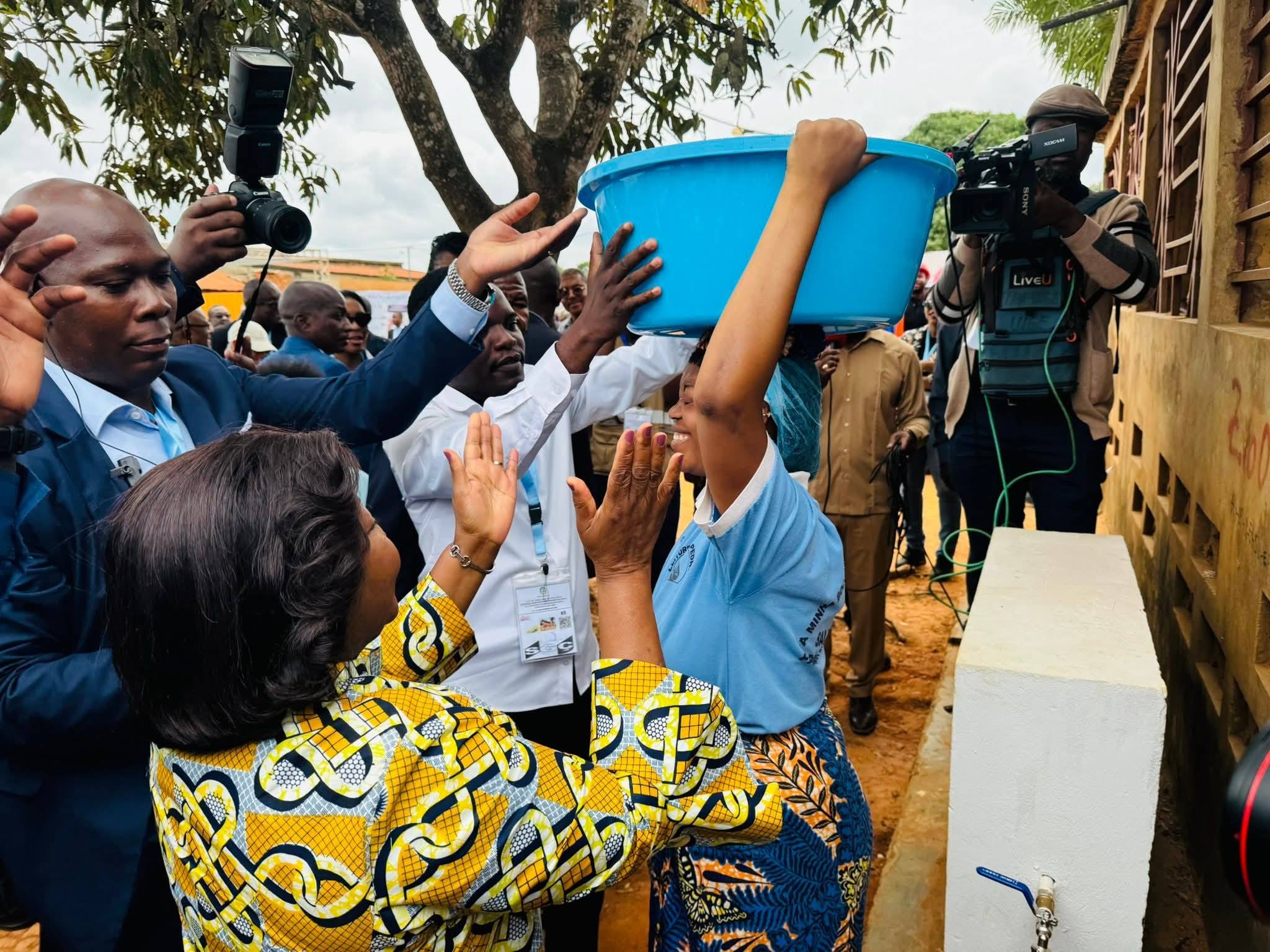 Vice - Presidente da República entrega primeiras ligações de água domiciliares do projecto de expansão da rede de distribuição do líquido precioso na cidade do Uíge 
